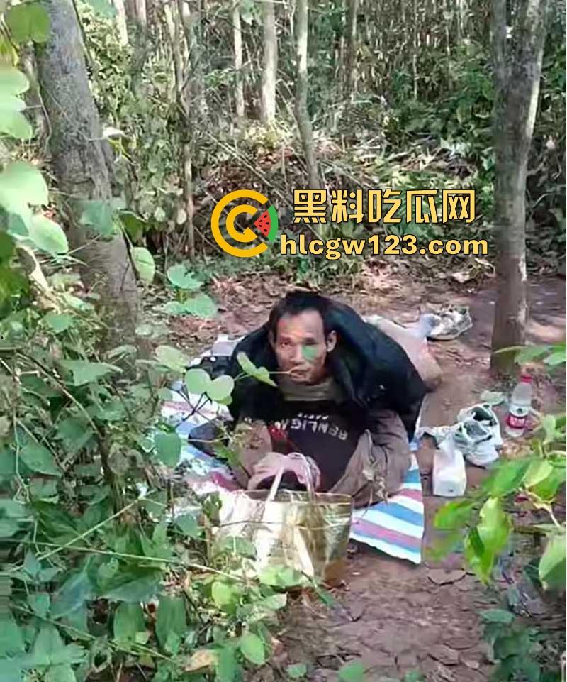 大爷大娘野战偷情干的正激烈 瓜友竟在旁边扰人好事怼脸拍摄 气的大爷大骂傻B差点吓阳痿!-5