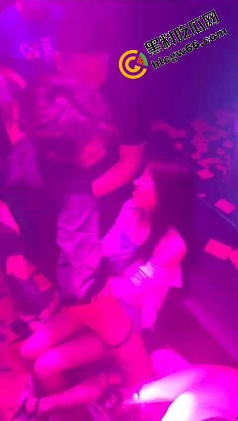 酒吧骚鸡骚鸭酒吧接头，骚鸭穿三角内裤黑丝在小仙女身上蹭到发烫，小姑娘笑疯了今晚不回家了！-5
