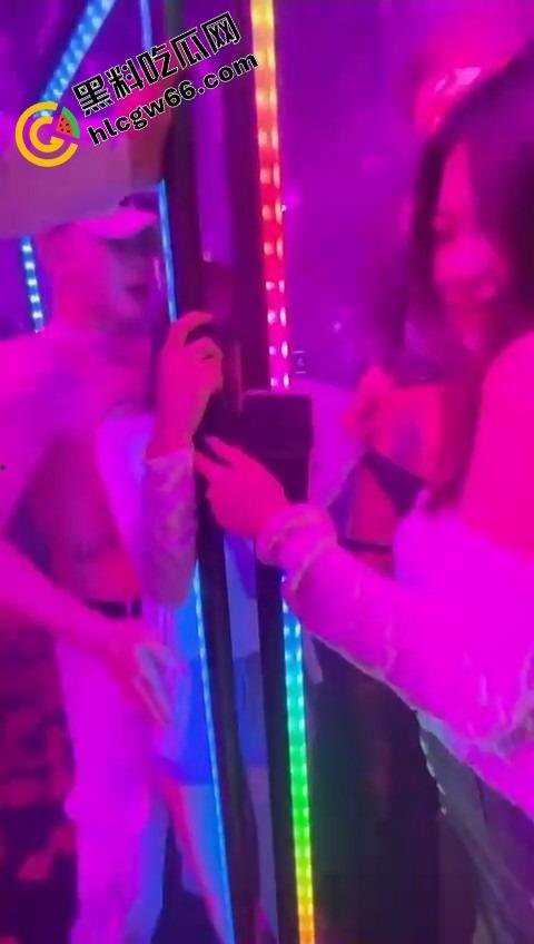 酒吧骚鸡骚鸭酒吧接头，骚鸭穿三角内裤黑丝在小仙女身上蹭到发烫，小姑娘笑疯了今晚不回家了！-9