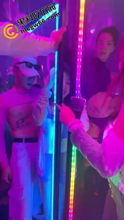 酒吧骚鸡骚鸭酒吧接头，骚鸭穿三角内裤黑丝在小仙女身上蹭到发烫，小姑娘笑疯了今晚不回家了！-10