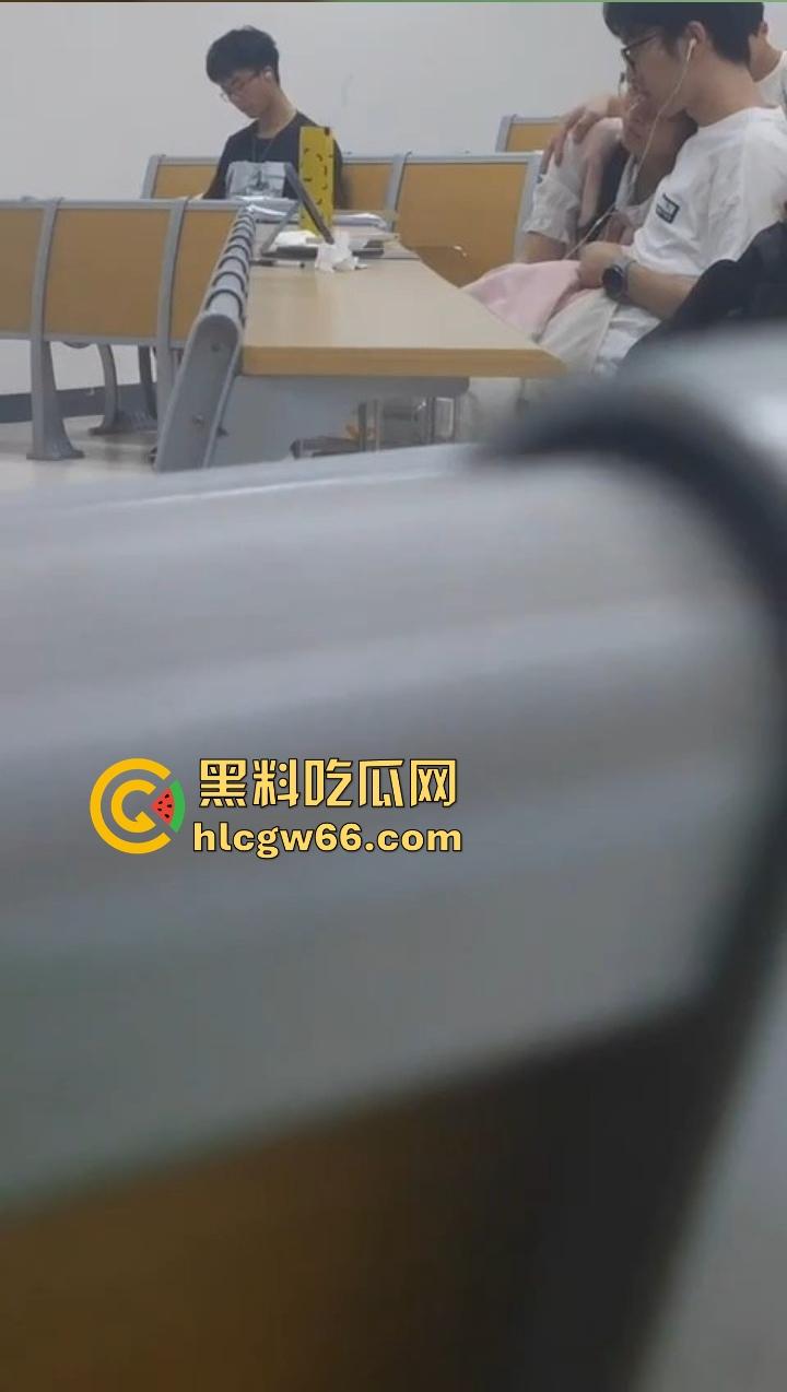 野外DO逼爽文，从凉亭到课桌，从后备箱到阳台，一路干遍城市角落，感觉一来立马顶进去！-7