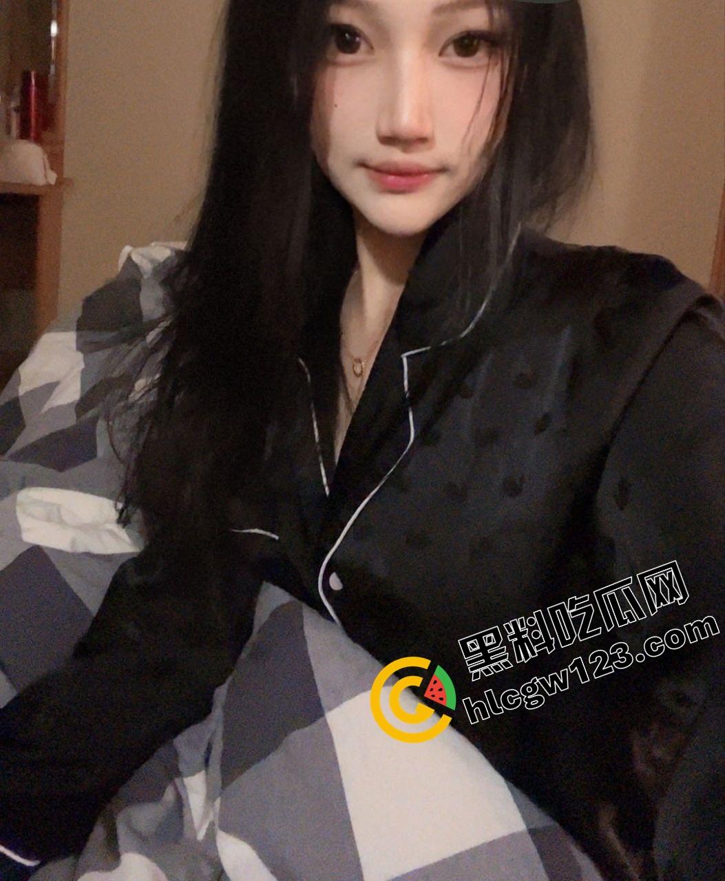 南京某学院班花【王雪】馒头逼被操肿，肤白貌美却浪成母狗，富二代出租屋无套内射，操到哭出高潮！-2