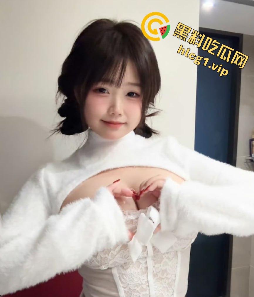 B站网红主播「凹凸曼」金主福利直播录屏外泄!巨乳裸聊挑逗惊爆全网!-4