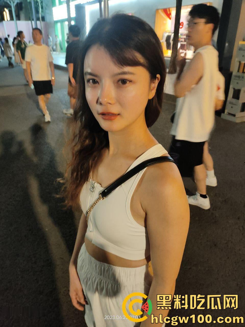 广西母狗【林楠楠】婚后出轨，钟爱女上后入，主打一个一插到底，被操到喷尿射一屁股-12