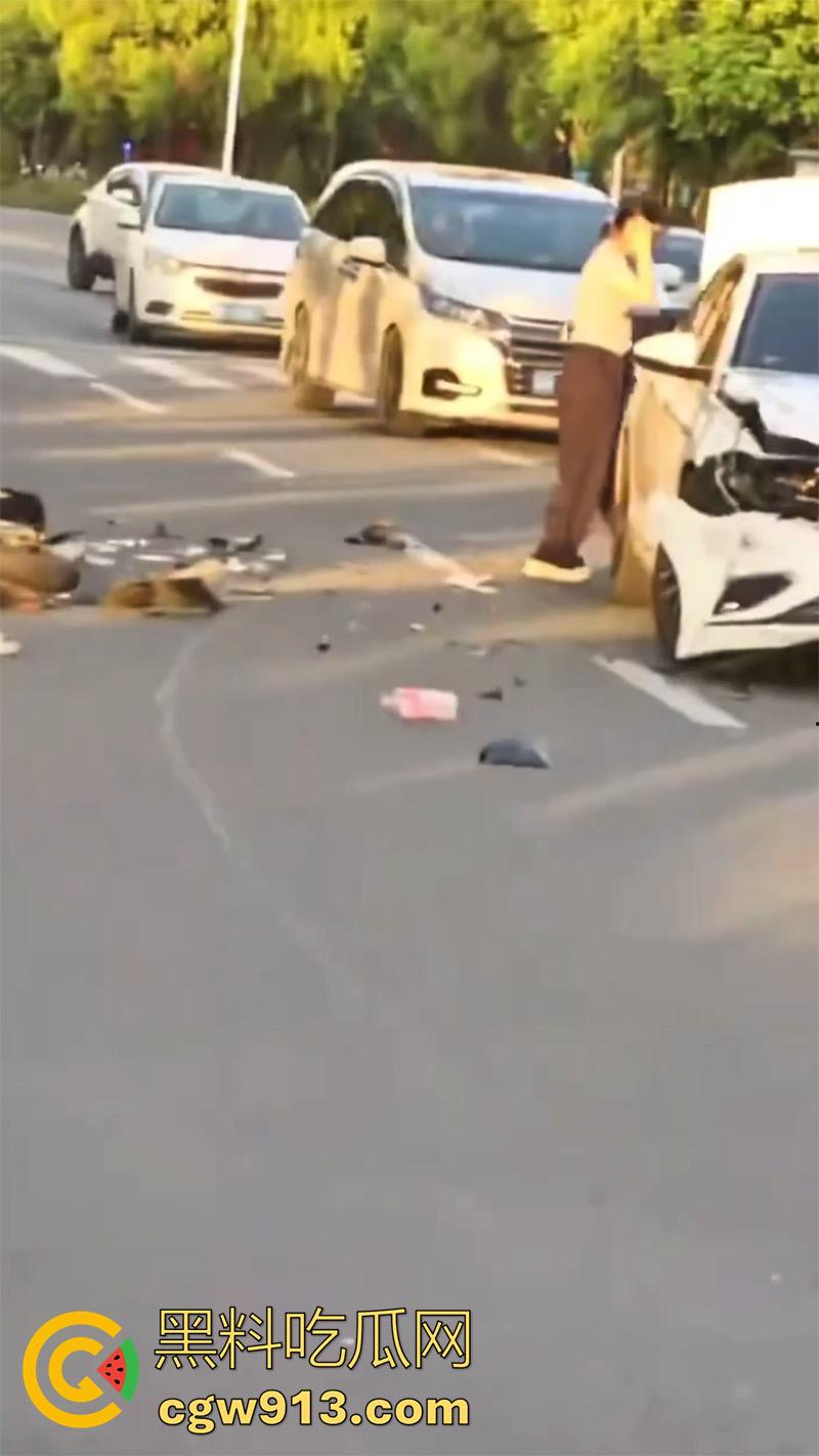 骑车扣逼送命真是爽死了！广东清远小仙女，骑车被后座精神小伙扣穴，结果爽过头出车祸，因未戴头盔当场死亡！-2