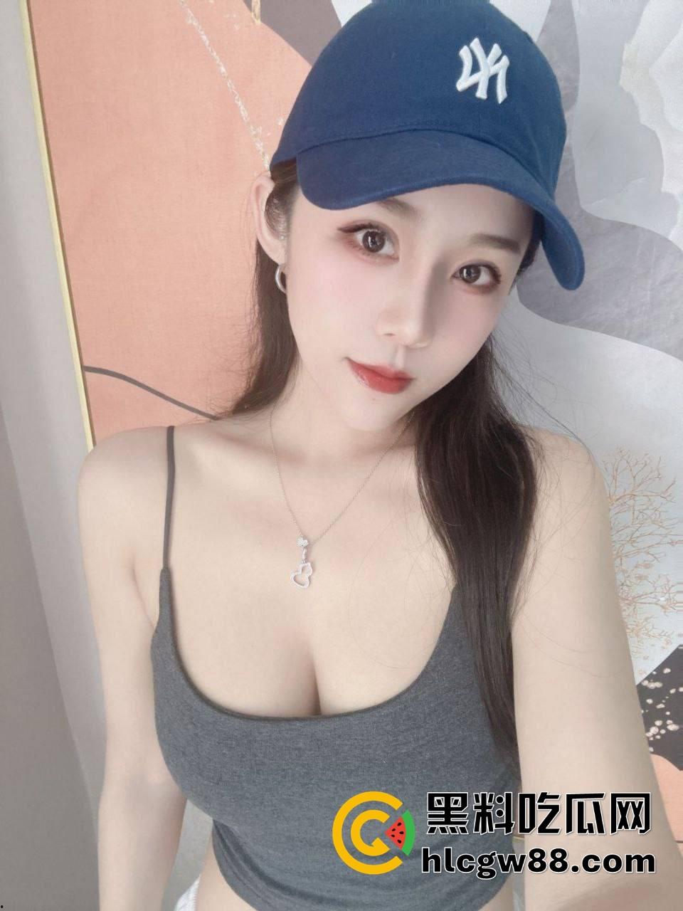 富婆夜生活太疯了,男模腹肌刚一掀开,富婆当场走不动道,直接伸手摸还舔得满脸陶醉!-3