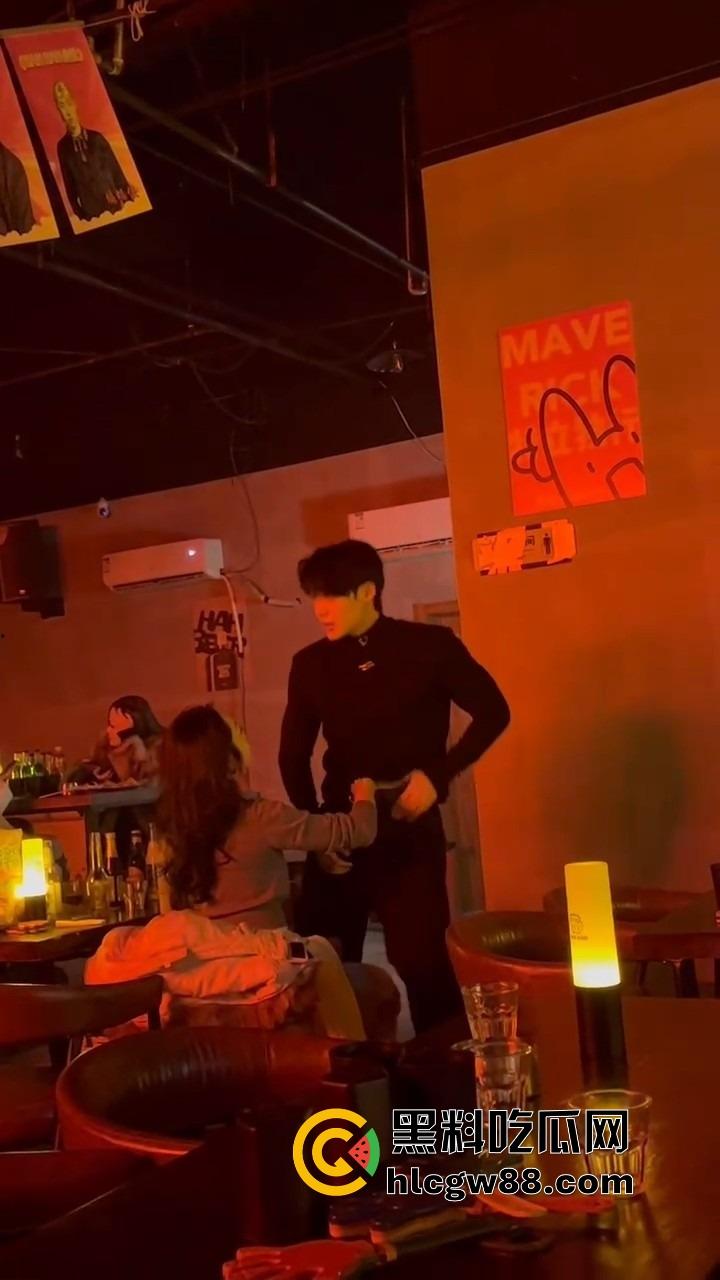 富婆夜生活太疯了,男模腹肌刚一掀开,富婆当场走不动道,直接伸手摸还舔得满脸陶醉!-6