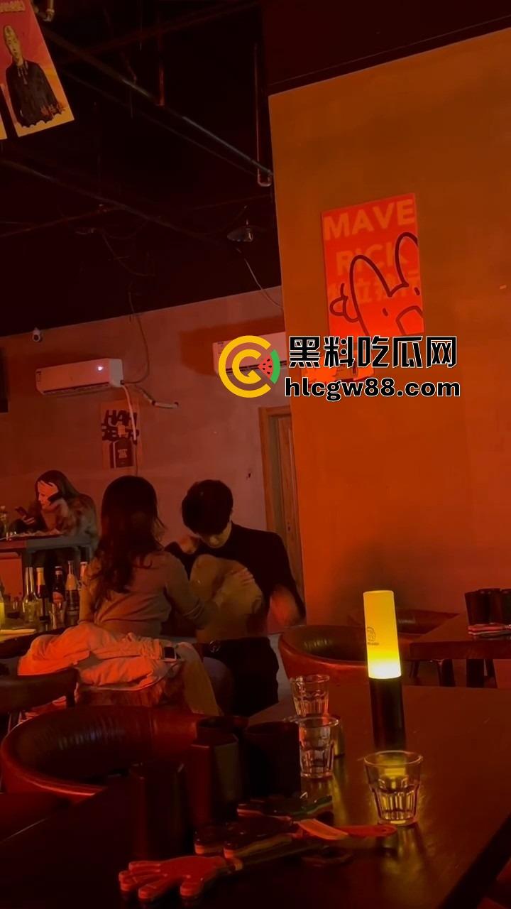 富婆夜生活太疯了,男模腹肌刚一掀开,富婆当场走不动道,直接伸手摸还舔得满脸陶醉!-7