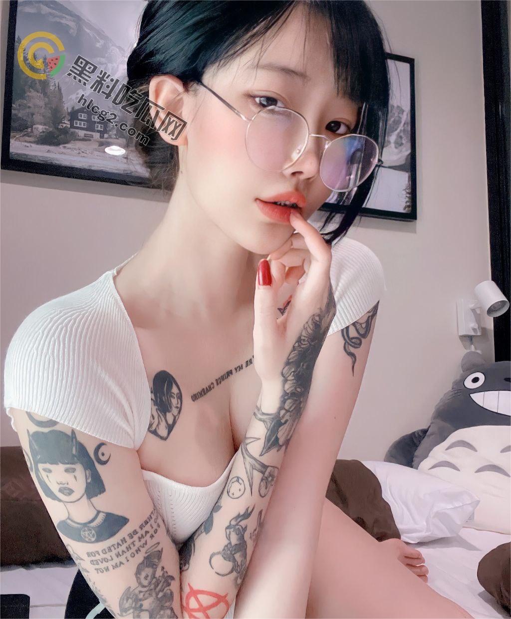 顶级纹身美女OnlyFans（xgina）性感蜜桃胸曝光：私密视频震撼网络-3