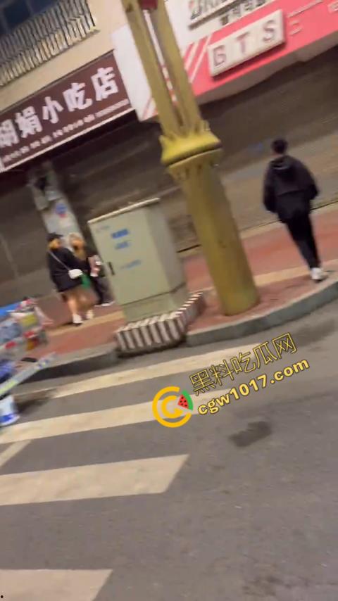 精神小伙街头血战，手起刀落、血洒狂风，勇敢如电影英雄，但残酷如恶魔猛兽，惹不起的狂野疯子！-2