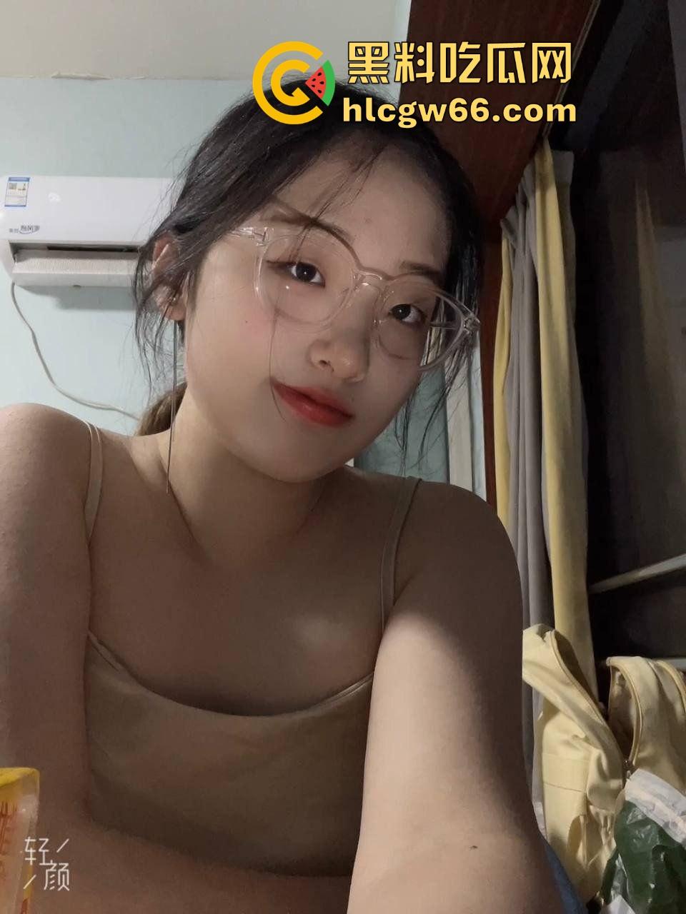 武大学妹『 邵斐』床上骚成狗,颜值一般皮肤很嫩,被无套爆草抓头发猛操爽得跟发情母狗一样!-1