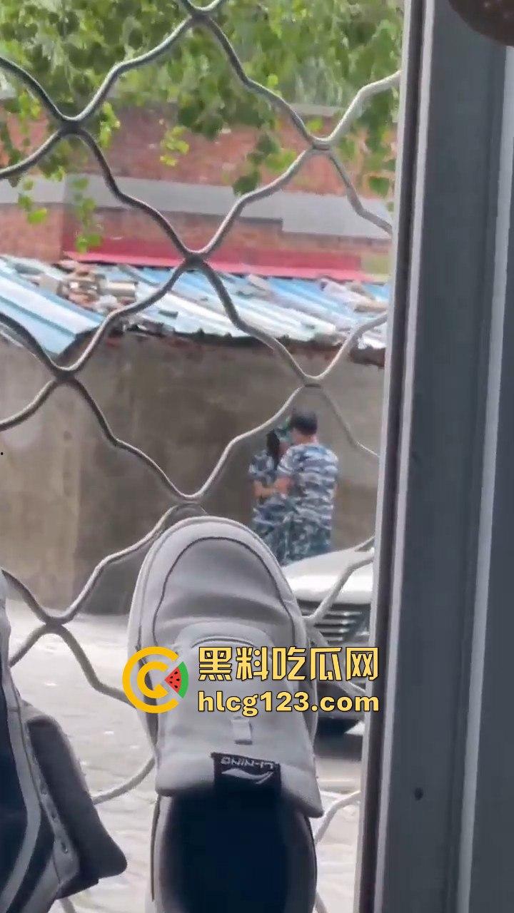 大一军训日逼梦碎！男生硬拉妹子进小树林，裤子刚脱就被拒，差点就地开干！-10