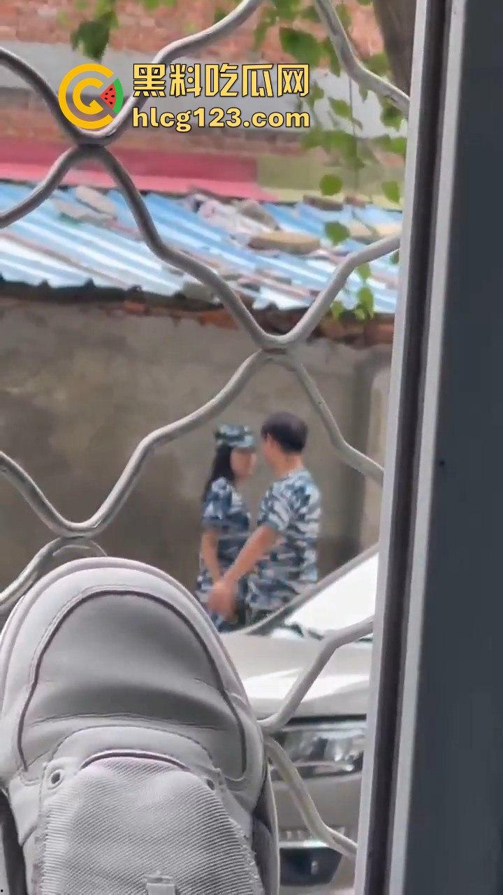 大一军训日逼梦碎！男生硬拉妹子进小树林，裤子刚脱就被拒，差点就地开干！-11