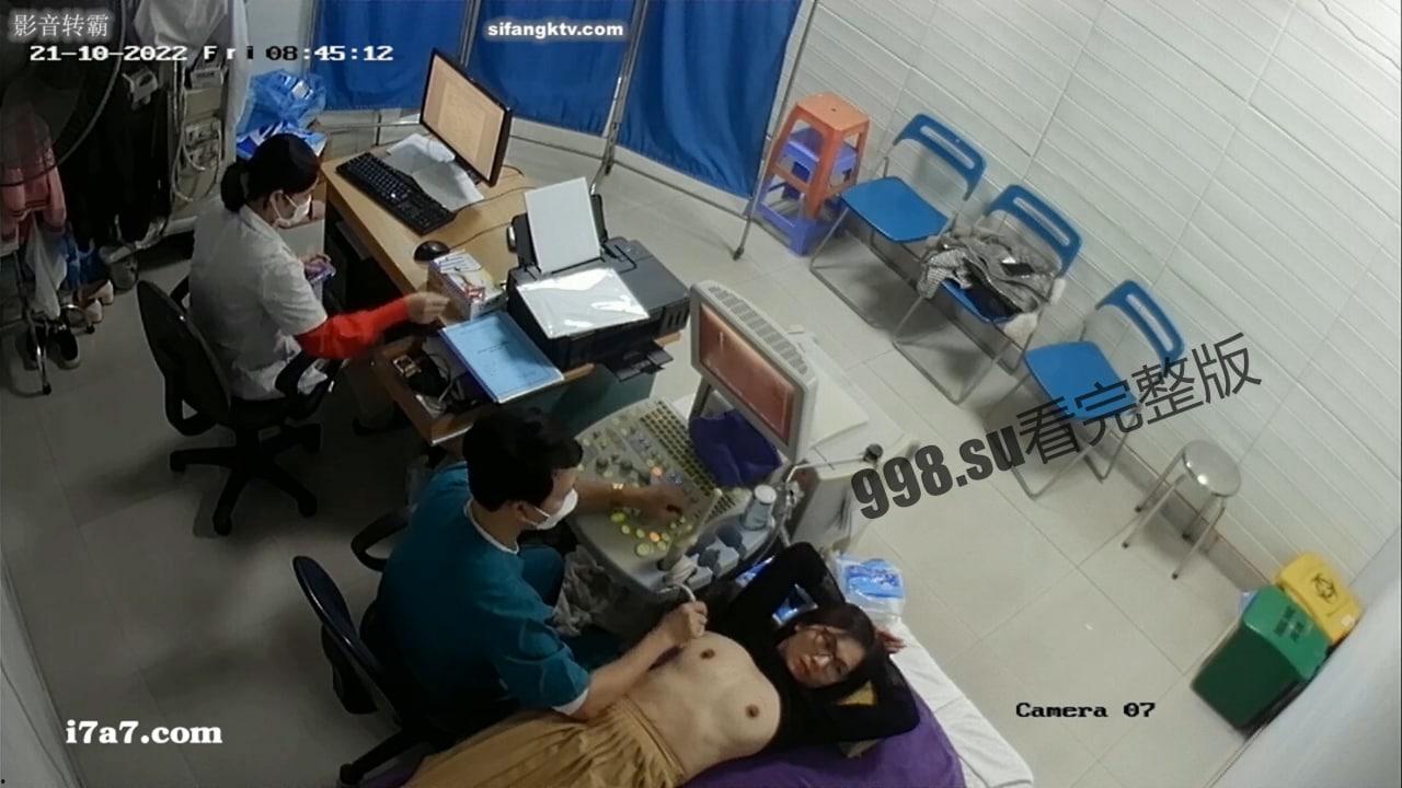 妇科偷拍 男医生帮眼镜少妇检查乳房阴道 少妇开始还有点不好意思 后面一边聊天一边笑-1