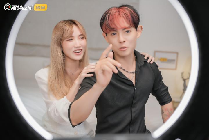 黑料吃瓜网出品-《江南第一小屌童锦程798&吴柳芳之花小龙&王老师爱情故事》第一集!-3