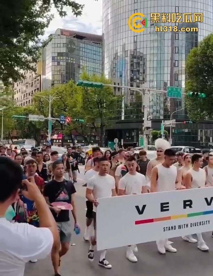 台湾大型同志游行，超过18万人参加，多位gay佬盛装出席，高举牌坊“我就是爱肛交，别叫我停下来”！-7