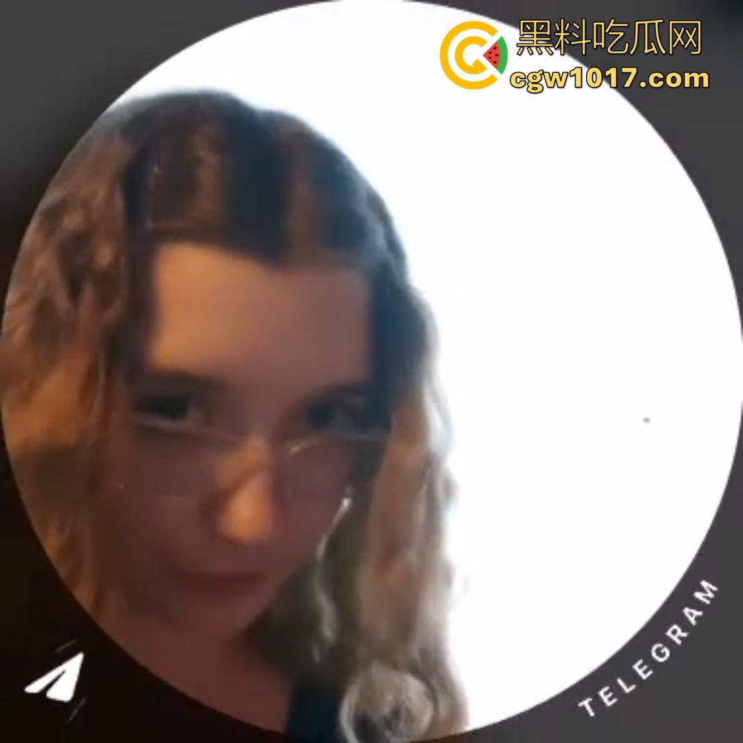 外表清纯的俄罗斯萝莉去了一趟广州就变成了黑人马桶!还拍视频教学怎么给黑人爸爸弹舌深喉!-1