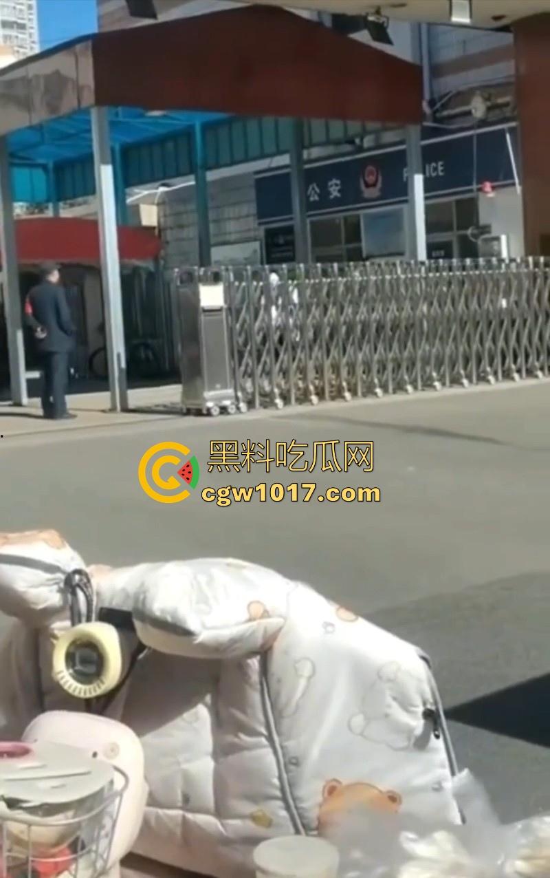 大同四中淀粉肠事件始末!女孩放学期间购买,副校长郭永乐没收人家家门钥匙,跟电动车钥匙,学生纷纷声讨支援!-6