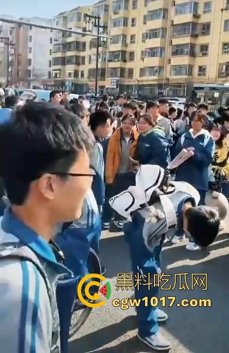 大同四中淀粉肠事件始末!女孩放学期间购买,副校长郭永乐没收人家家门钥匙,跟电动车钥匙,学生纷纷声讨支援!-11