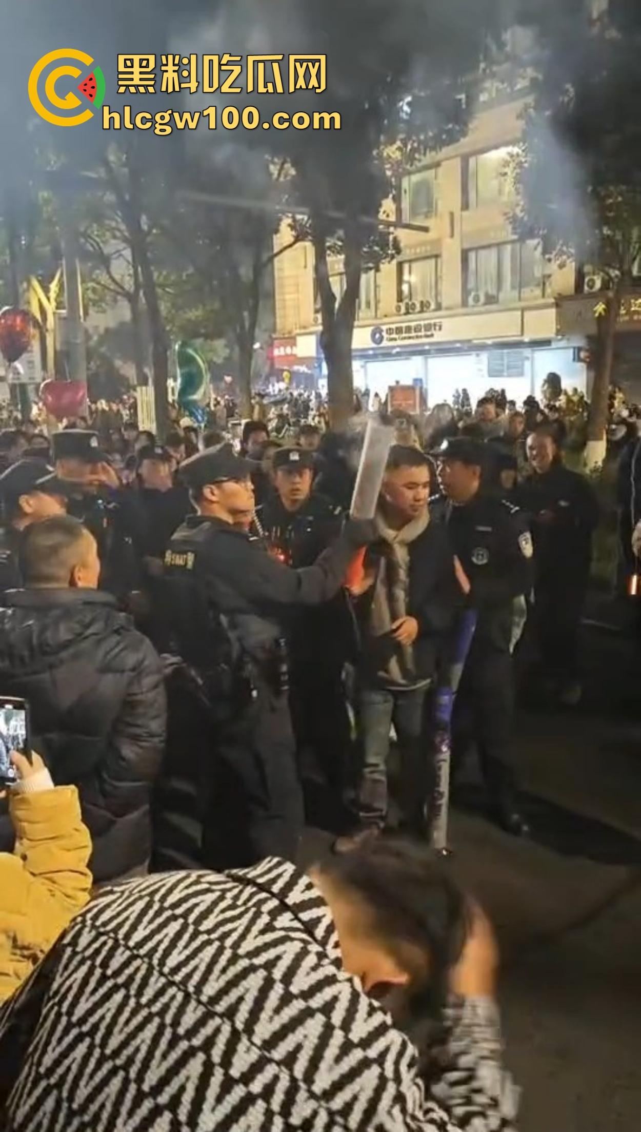 温州广场烟花事件搞笑收场，大半夜点烟花浪漫没享受多久，气氛没拉满，警察先到了，警察一到直接带走！-3