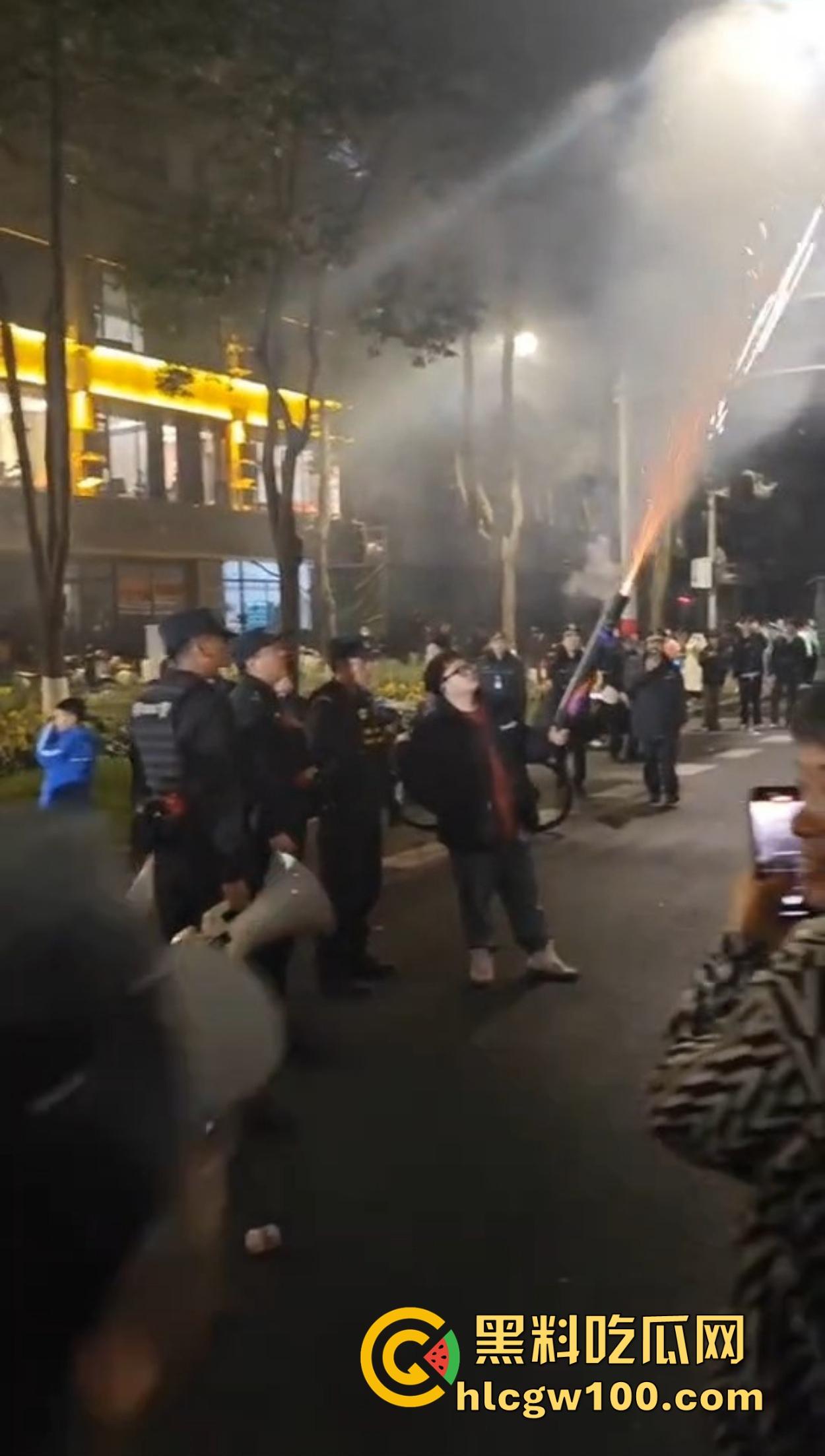 温州广场烟花事件搞笑收场，大半夜点烟花浪漫没享受多久，气氛没拉满，警察先到了，警察一到直接带走！-8