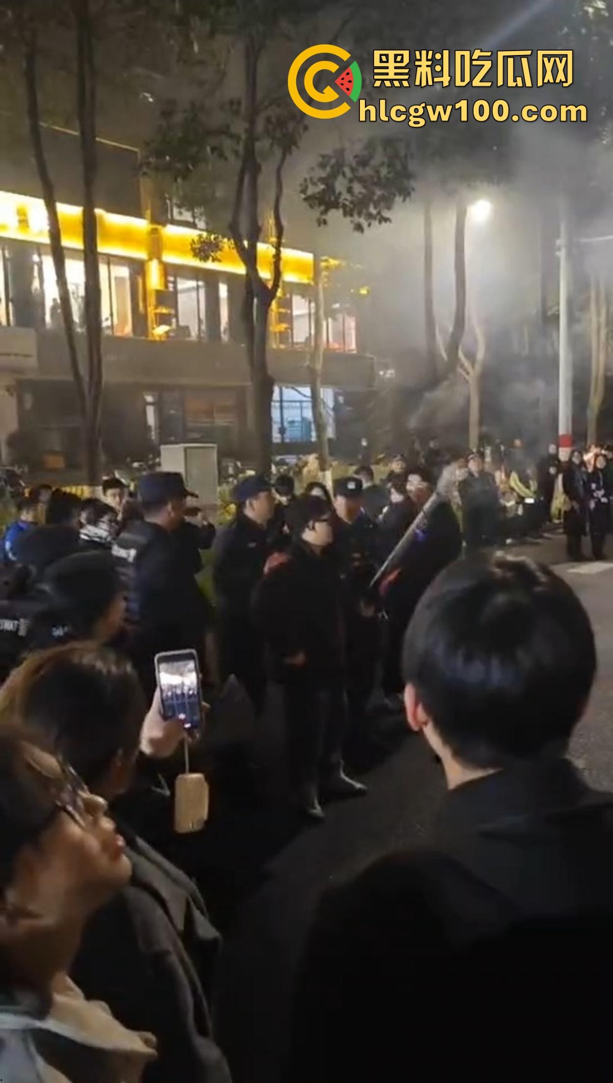 温州广场烟花事件搞笑收场，大半夜点烟花浪漫没享受多久，气氛没拉满，警察先到了，警察一到直接带走！-9