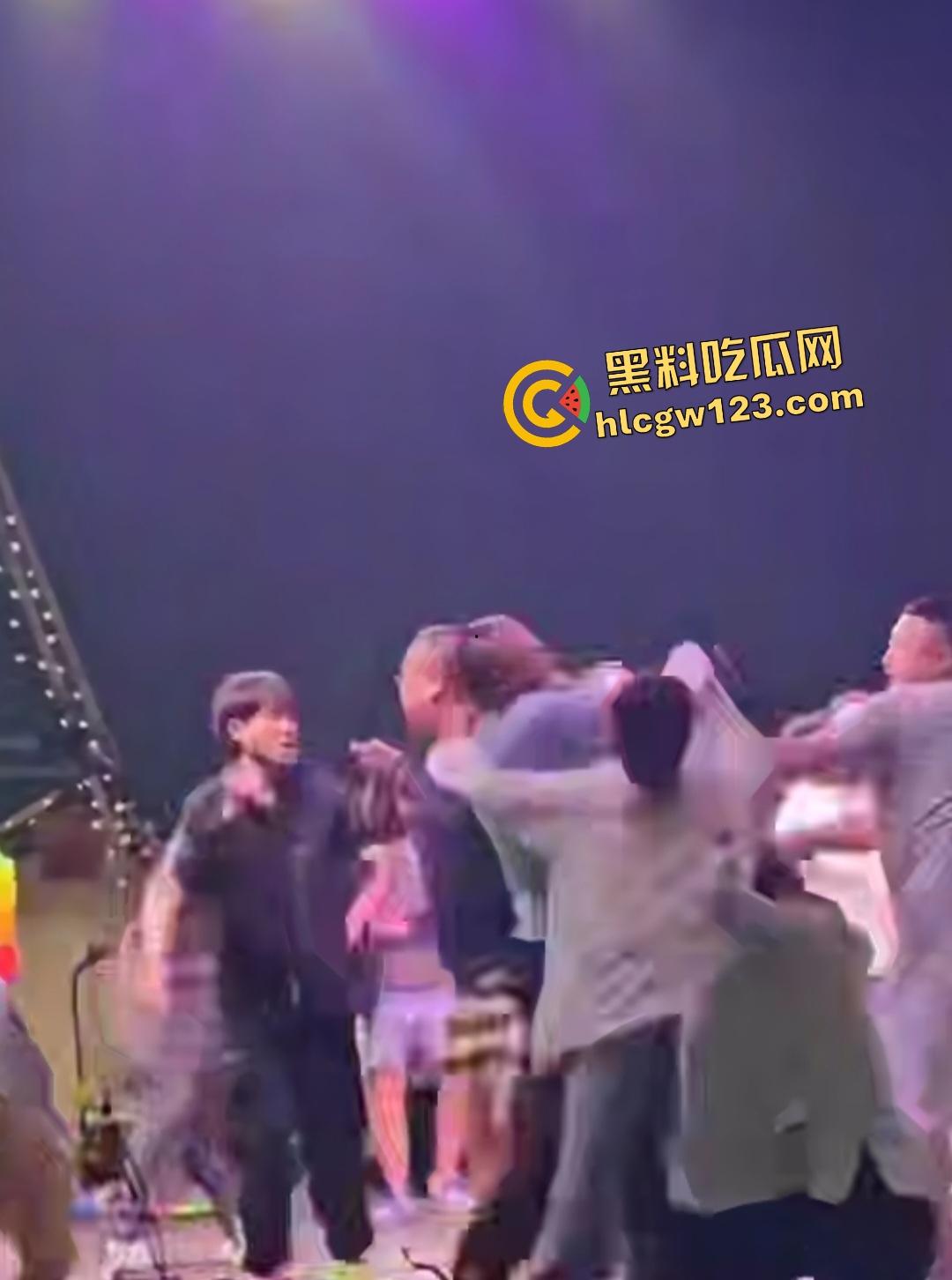 舞台上惊天黑料老婆被猥亵，妻子还抱老公让几人打成猪头，事后老公查出老婆出轨！-5