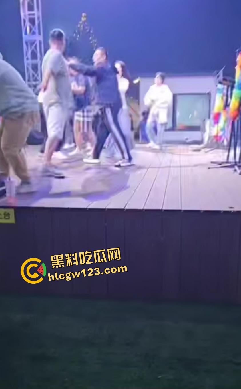 舞台上惊天黑料老婆被猥亵，妻子还抱老公让几人打成猪头，事后老公查出老婆出轨！-7