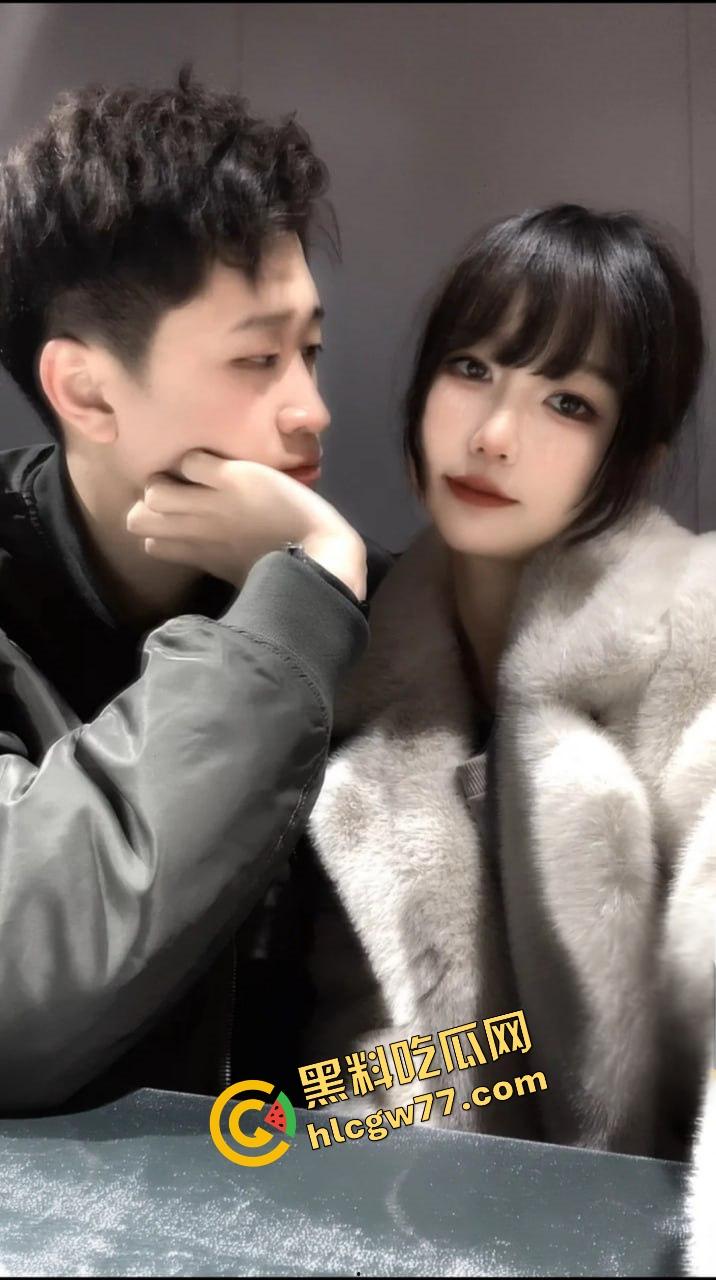 奇葩抓奸，精神小伙突袭撞见自己女友与野男人床上狂野激战，火辣现场淫靡不堪 不射根本舍不得停！-7