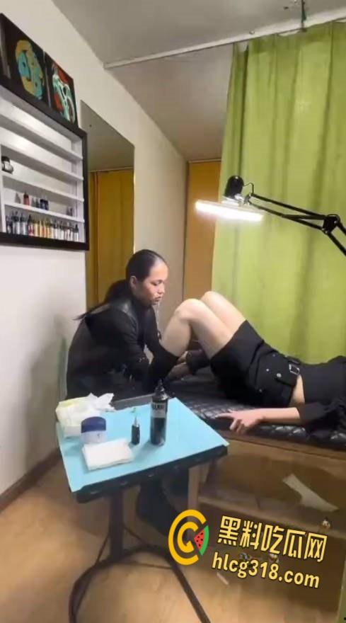 嫩逼纹身店潮喷合集，三位小姐姐潮喷狂飙地板变水池，水量惊人纹身师被喷射倒地！-1