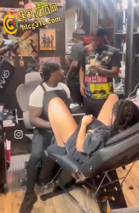 嫩逼纹身店潮喷合集，三位小姐姐潮喷狂飙地板变水池，水量惊人纹身师被喷射倒地！-5