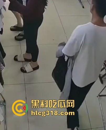 郑州女装店惊现射精男!枪法精准甩狙高手,秒射黑丝裤,瑜伽但哥们的审美一般,这都射得下去!-1