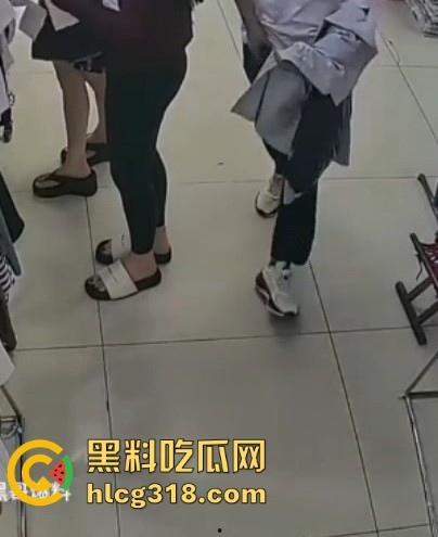 郑州女装店惊现射精男!枪法精准甩狙高手,秒射黑丝裤,瑜伽但哥们的审美一般,这都射得下去!-2