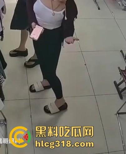 郑州女装店惊现射精男!枪法精准甩狙高手,秒射黑丝裤,瑜伽但哥们的审美一般,这都射得下去!-6