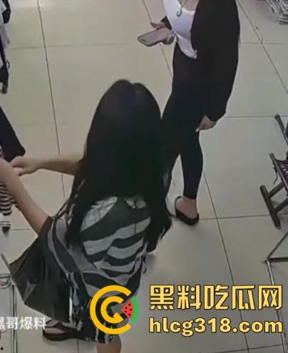 郑州女装店惊现射精男!枪法精准甩狙高手,秒射黑丝裤,瑜伽但哥们的审美一般,这都射得下去!-8