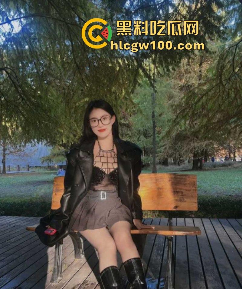 快手 75W粉主播【丸子长不大哦】大尺度裸舞自慰 穿着黑丝展示美腿美足和巨乳！-3