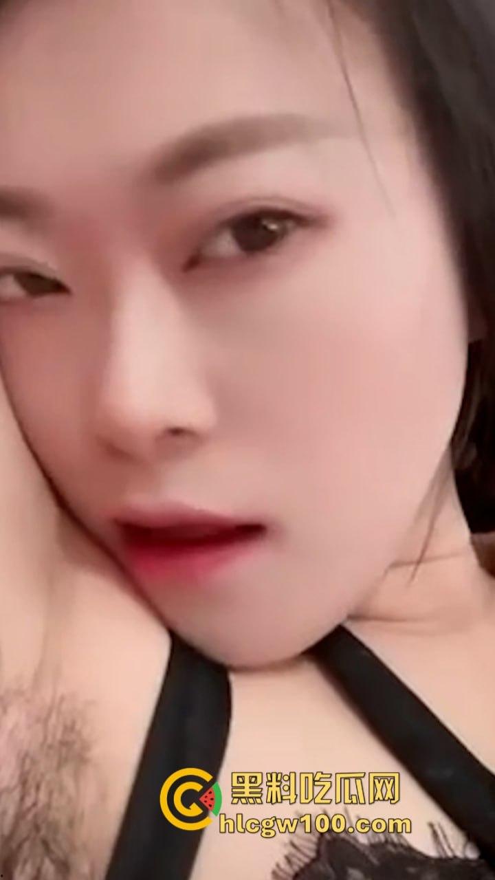 快手 75W粉主播【丸子长不大哦】大尺度裸舞自慰 穿着黑丝展示美腿美足和巨乳！-17