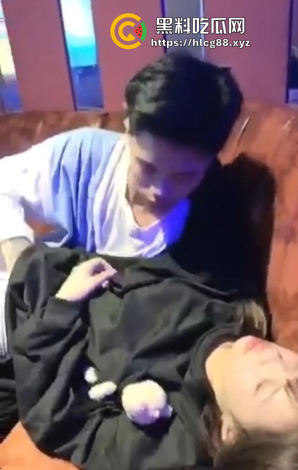 KTV带骚妹喝醉当众啃嘴勾鸡巴硬炸，酒后疯婊厕所抢精狂干，把兄弟看得裤子差点撑爆！-3