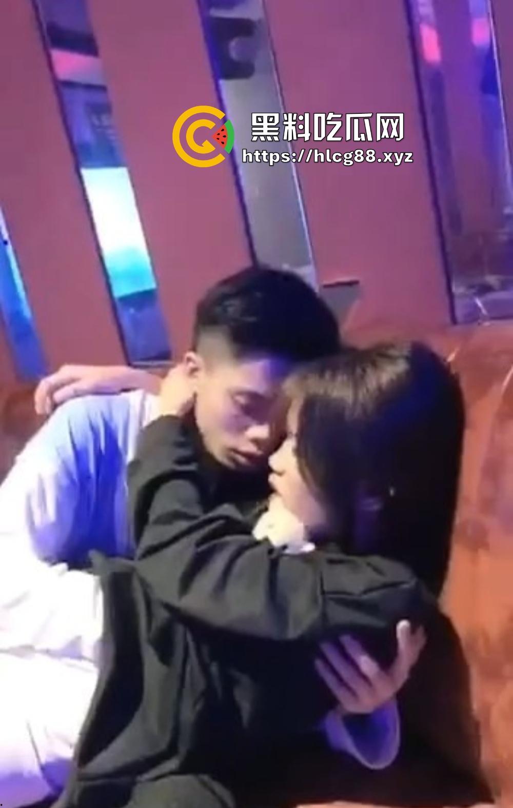 KTV带骚妹喝醉当众啃嘴勾鸡巴硬炸，酒后疯婊厕所抢精狂干，把兄弟看得裤子差点撑爆！-4