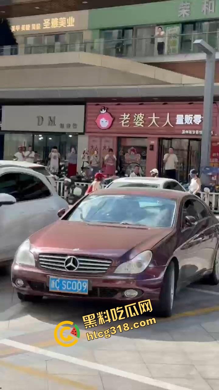 浙C老板去找前妻给娃过生日,现任小仙女当场砸店发疯,一蛋糕糊在孩子脸,现场一群吃瓜群众围观!-2