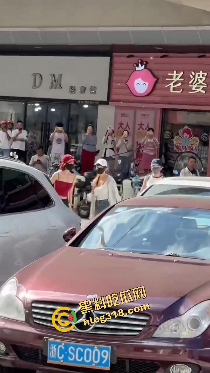 浙C老板去找前妻给娃过生日,现任小仙女当场砸店发疯,一蛋糕糊在孩子脸,现场一群吃瓜群众围观!-3