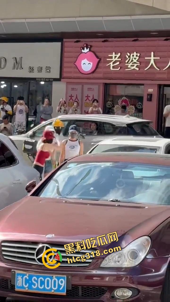 浙C老板去找前妻给娃过生日,现任小仙女当场砸店发疯,一蛋糕糊在孩子脸,现场一群吃瓜群众围观!-4