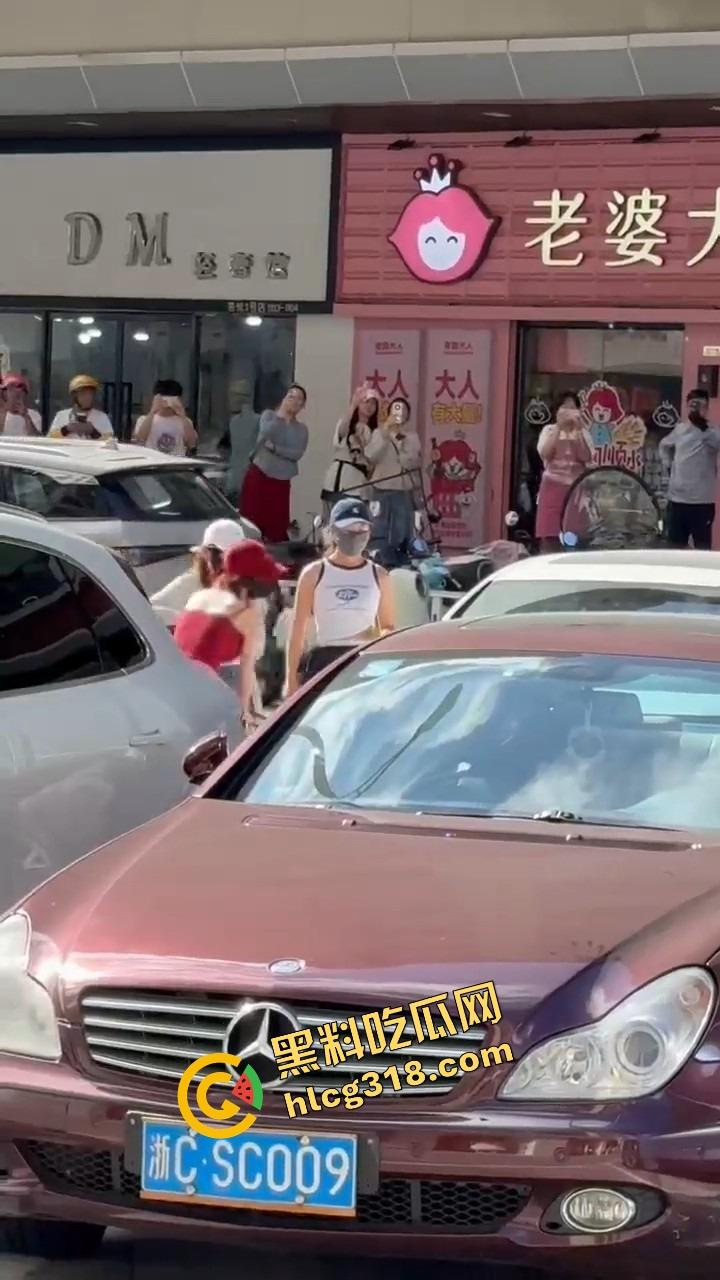 浙C老板去找前妻给娃过生日,现任小仙女当场砸店发疯,一蛋糕糊在孩子脸,现场一群吃瓜群众围观!-5