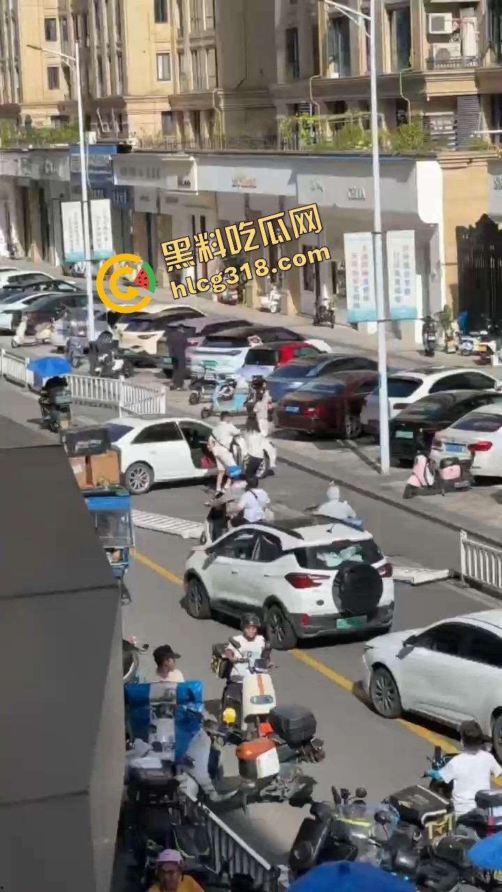 浙C老板去找前妻给娃过生日,现任小仙女当场砸店发疯,一蛋糕糊在孩子脸,现场一群吃瓜群众围观!-6