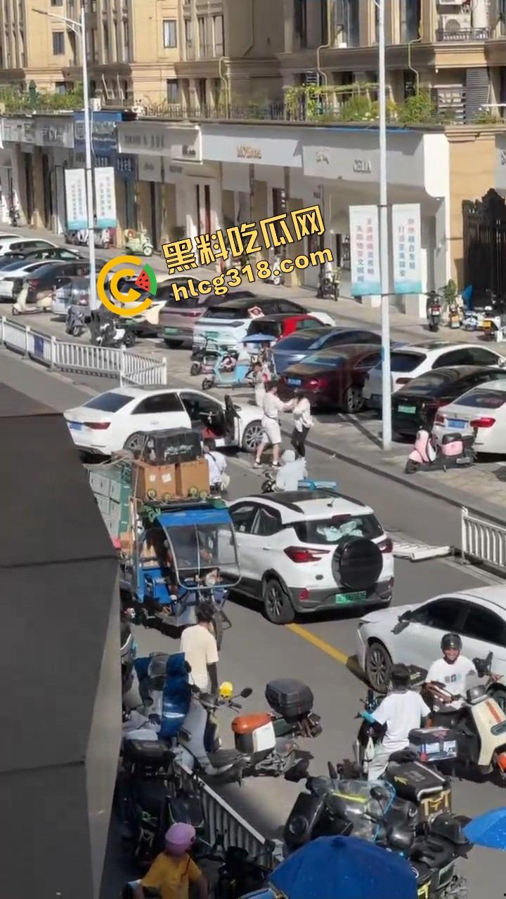 浙C老板去找前妻给娃过生日,现任小仙女当场砸店发疯,一蛋糕糊在孩子脸,现场一群吃瓜群众围观!-7