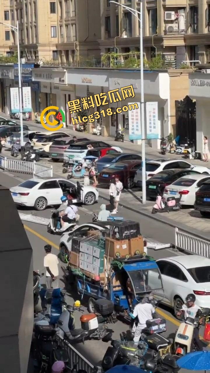 浙C老板去找前妻给娃过生日,现任小仙女当场砸店发疯,一蛋糕糊在孩子脸,现场一群吃瓜群众围观!-8