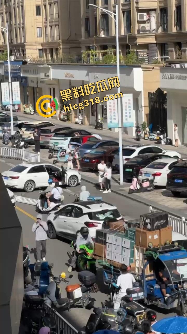 浙C老板去找前妻给娃过生日,现任小仙女当场砸店发疯,一蛋糕糊在孩子脸,现场一群吃瓜群众围观!-9