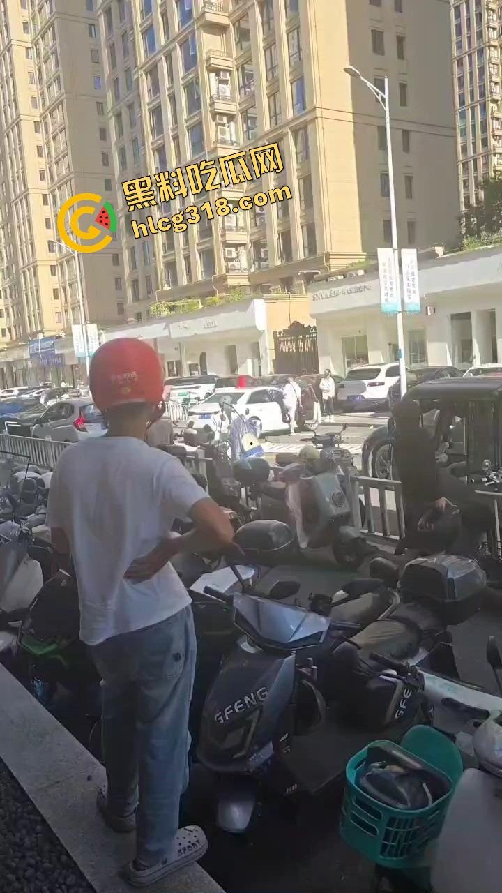 浙C老板去找前妻给娃过生日,现任小仙女当场砸店发疯,一蛋糕糊在孩子脸,现场一群吃瓜群众围观!-10