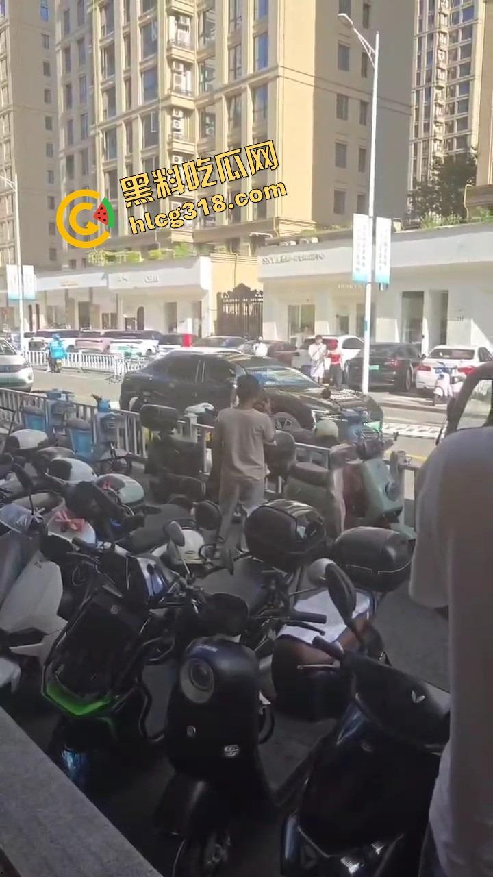 浙C老板去找前妻给娃过生日,现任小仙女当场砸店发疯,一蛋糕糊在孩子脸,现场一群吃瓜群众围观!-13