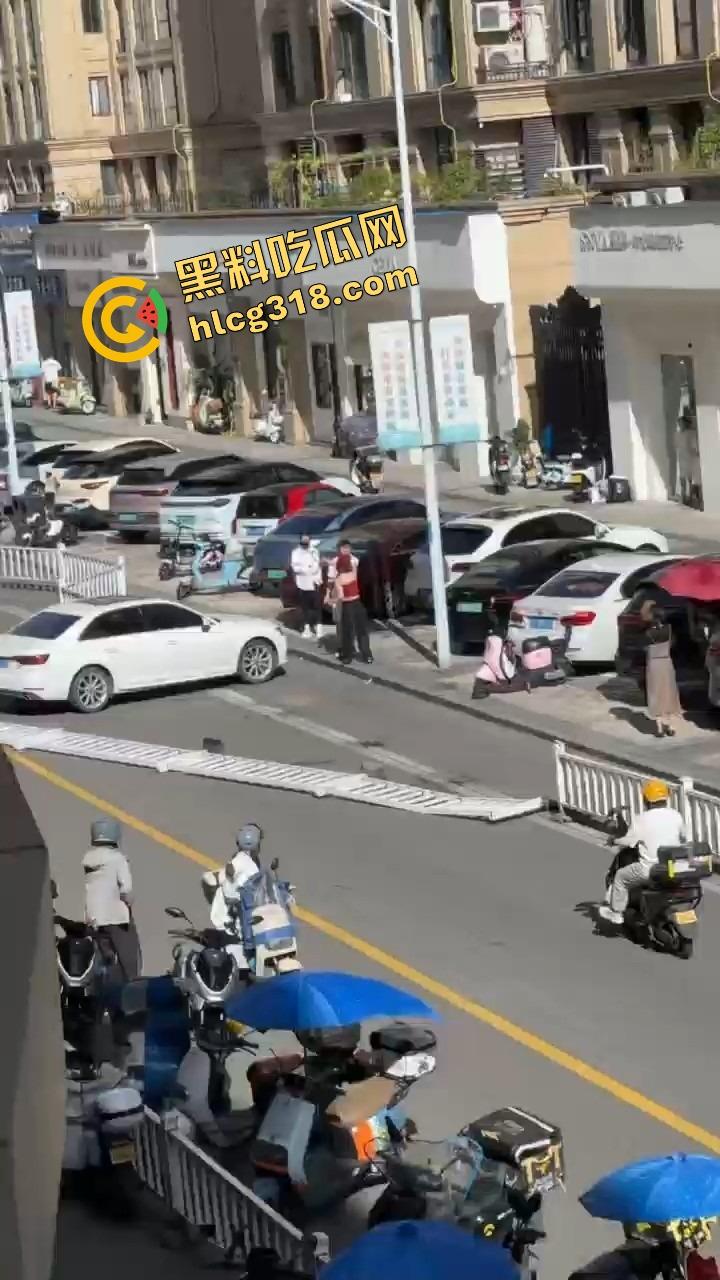 浙C老板去找前妻给娃过生日,现任小仙女当场砸店发疯,一蛋糕糊在孩子脸,现场一群吃瓜群众围观!-14